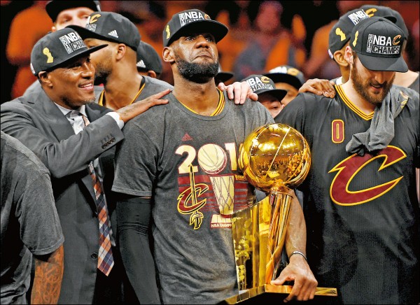 歷經與尋求衛冕的勇士鏖戰七場後，騎士頭號球星詹姆斯（LeBron James）終於為家鄉奪下暌違多年的冠軍金盃，詹姆斯賽後流下英雄淚。