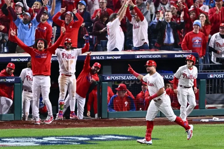 MLB／費城人戰勝響尾蛇 以4戰15轟狂寫新紀錄