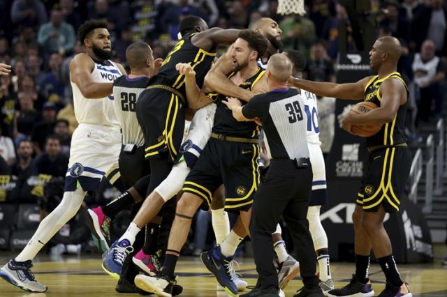 NBA／開賽3分鐘上演全武行　勇士灰狼3人遭驅逐出場