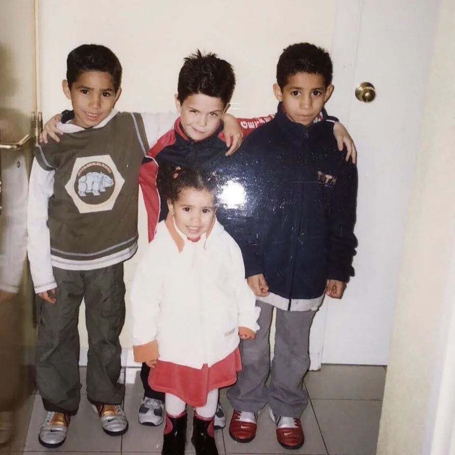 童年時期的哈基米（左1）和他的手足們。