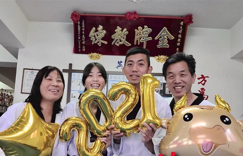 羅嘉翎（左2）和家人。
