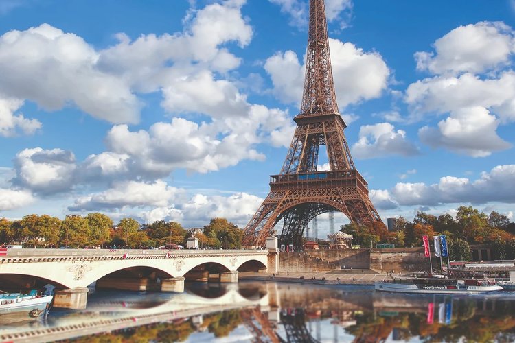 法國塞納河( Seine River )。