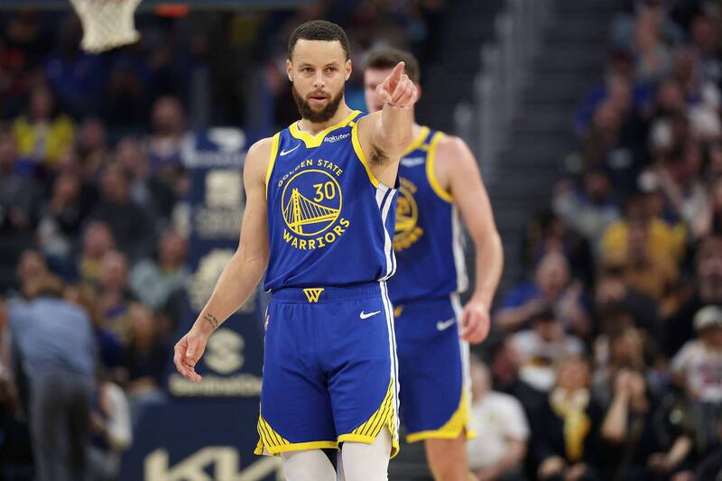 NBA/勇士擊敗拓荒者奪五連勝 柯瑞三分球紀錄只差一步!