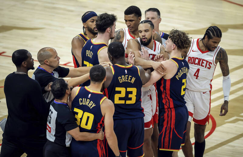 NBA/勇士火箭爆3次衝突 柯瑞與格林皆吞技術犯規