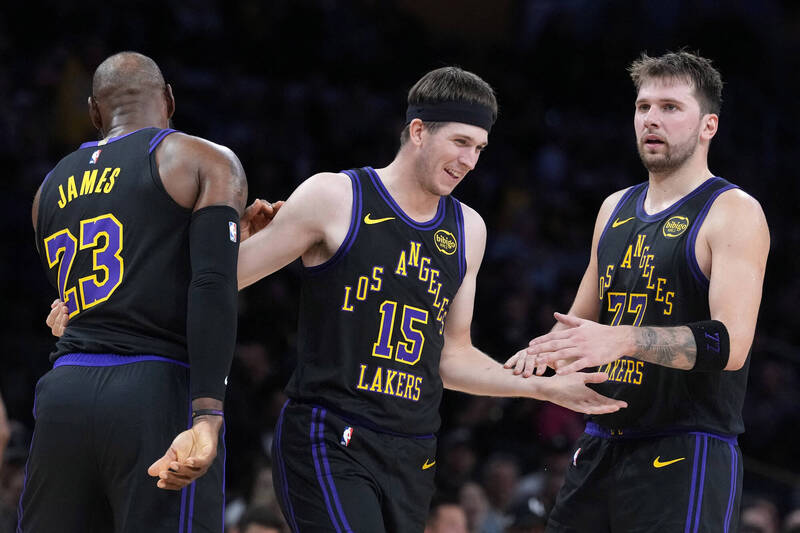 NBA／湖人豪取4連勝！三巨頭合體發威 東契奇準大三元、Ayton傷退
