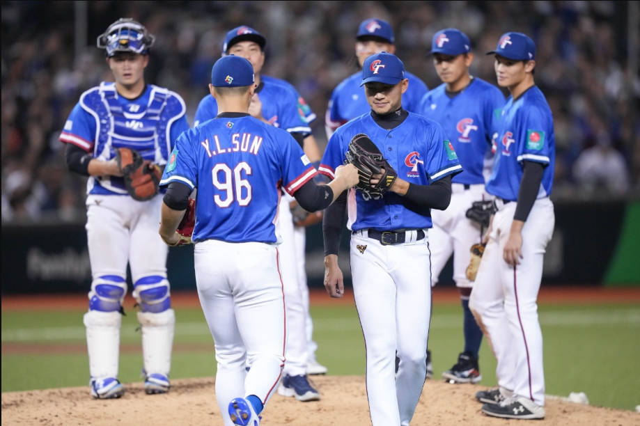 WBC台灣隊熱身賽5比3擊敗富邦悍將!張育成首轟、王建民撞臉金希澈掀熱議 龍仔傷勢最新狀況曝光